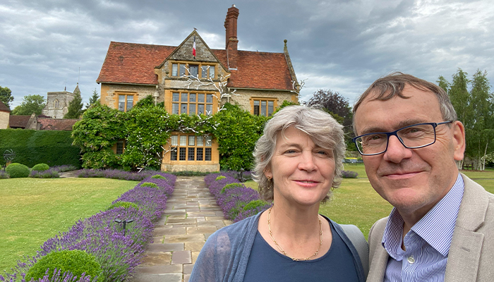 A selfie of Prof Wray and Prof Visscher in front of a home